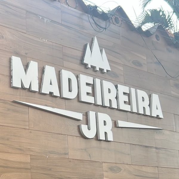 Fachada da Madeireira JR em Contagem-MG, com o letreiro na parede de madeira